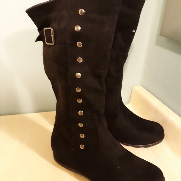 Boots and Slippers - Picture 4 of 4